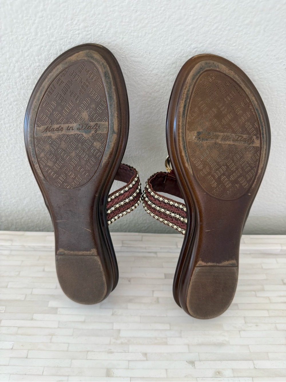 Women’s Maroon Beaded Toe-Ring Sandals with Gold Accent - Picture 6 of 6
